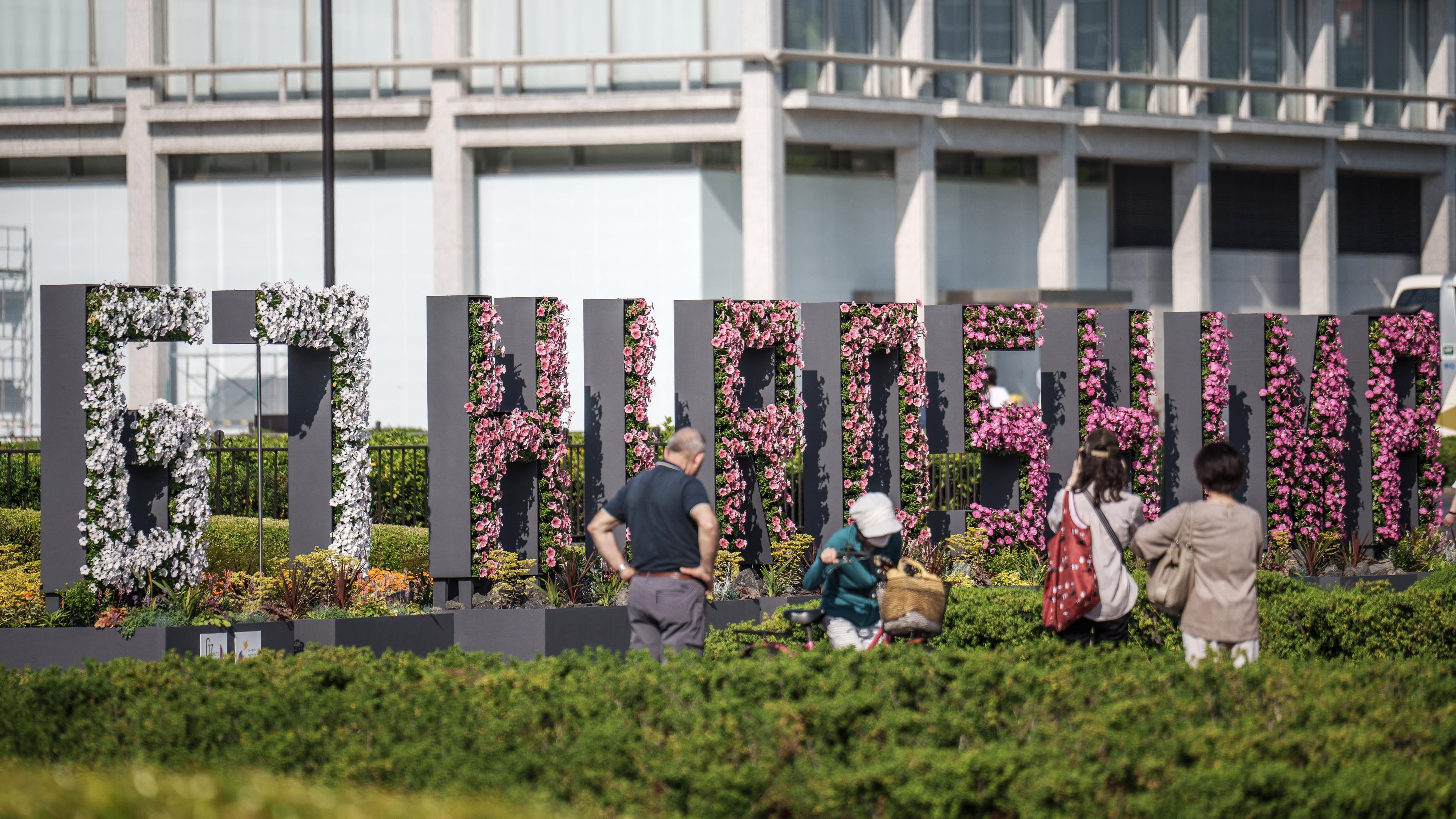 Ein G7 Hiroshima Schriftzug, mit Blumen geschmückt, steht am Hiroshima Peace Memorial dem zentraler Ort für den G7-Gipfel, aufgenommen am 16.05.2023