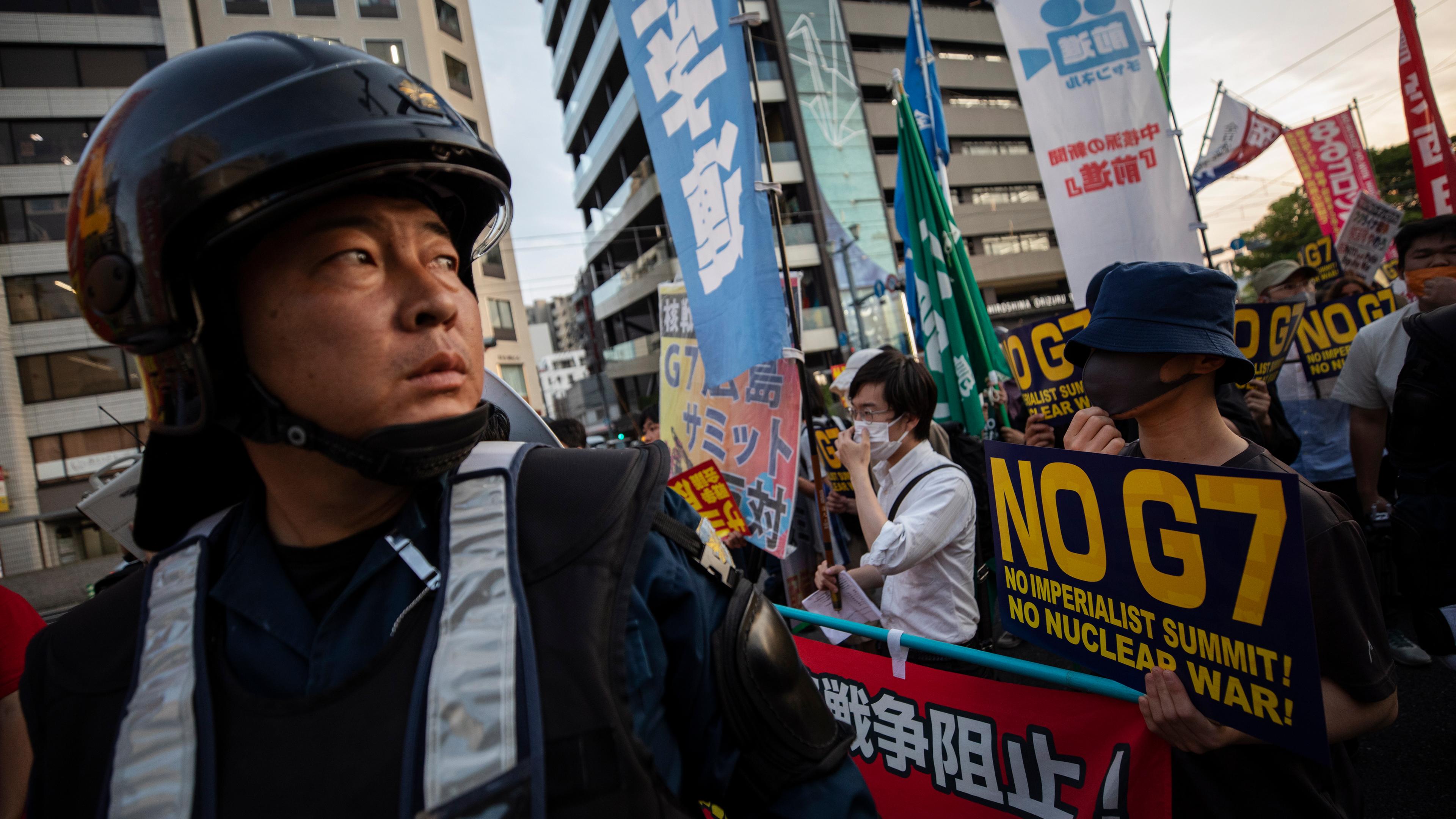 Protestierende halten Plakate auf denen "No G7" zu lesen ist in der japanischen Stadt Hiroshima.