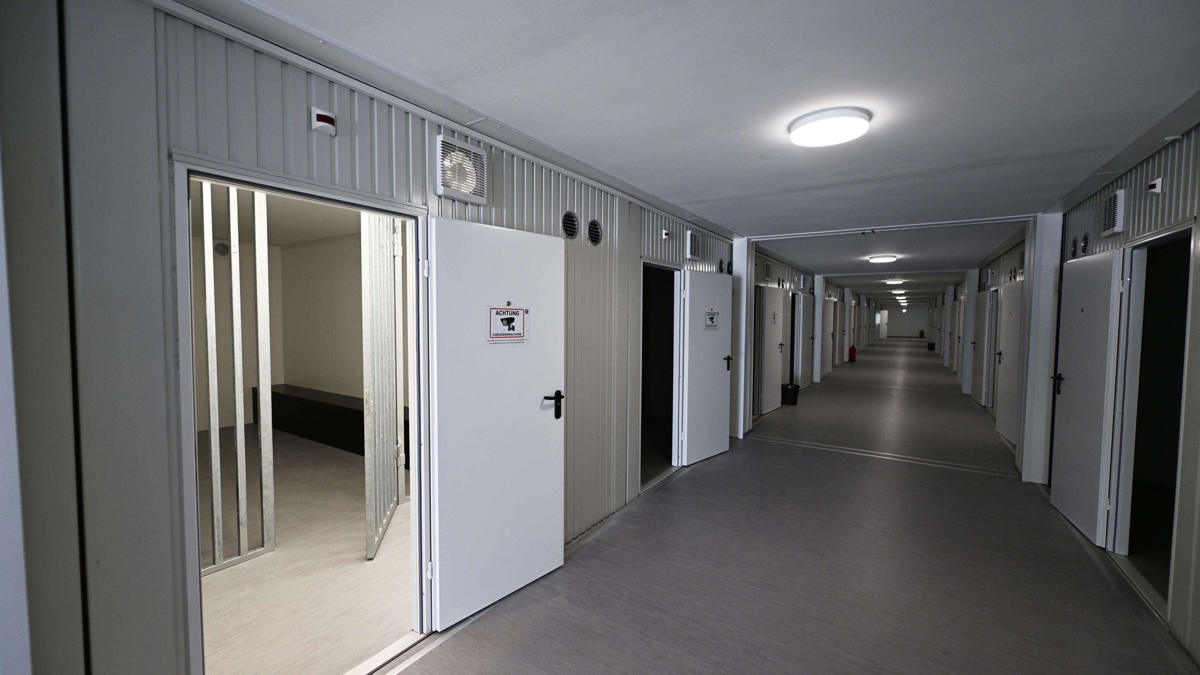 Blick in einen Gang mit den Arrestzellen in dem so genannten Verwahrkomplex der Polizei in Garmisch-Partenkirchen. 