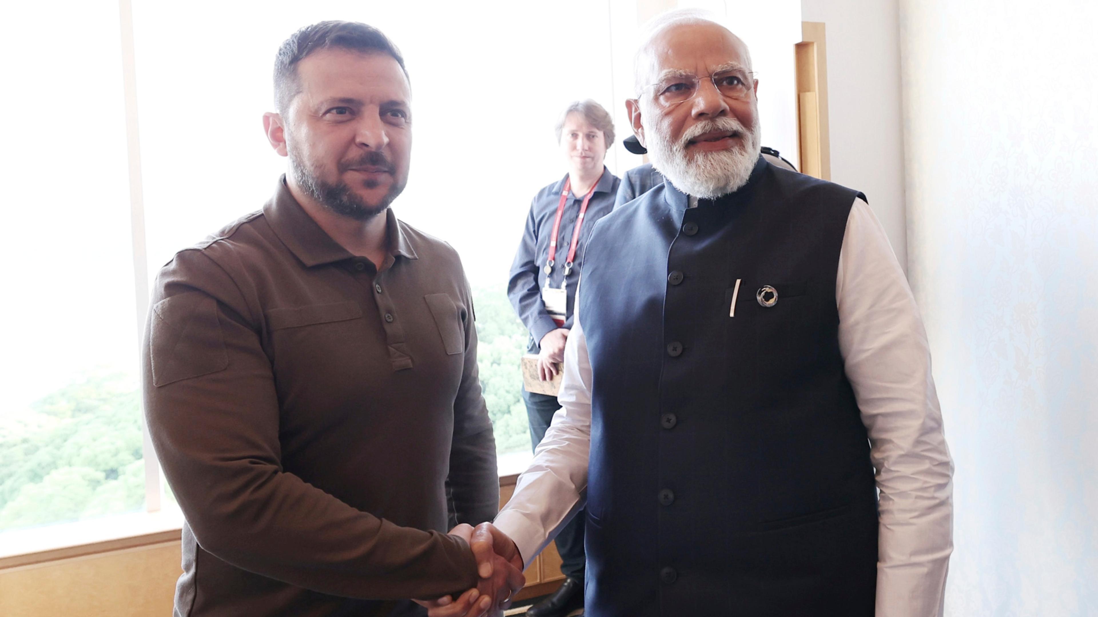 Wolodymyr Selenskyj, Präsident der Ukraine, schüttelt die Hände von Narendra Modi, Premierminister von Indien.