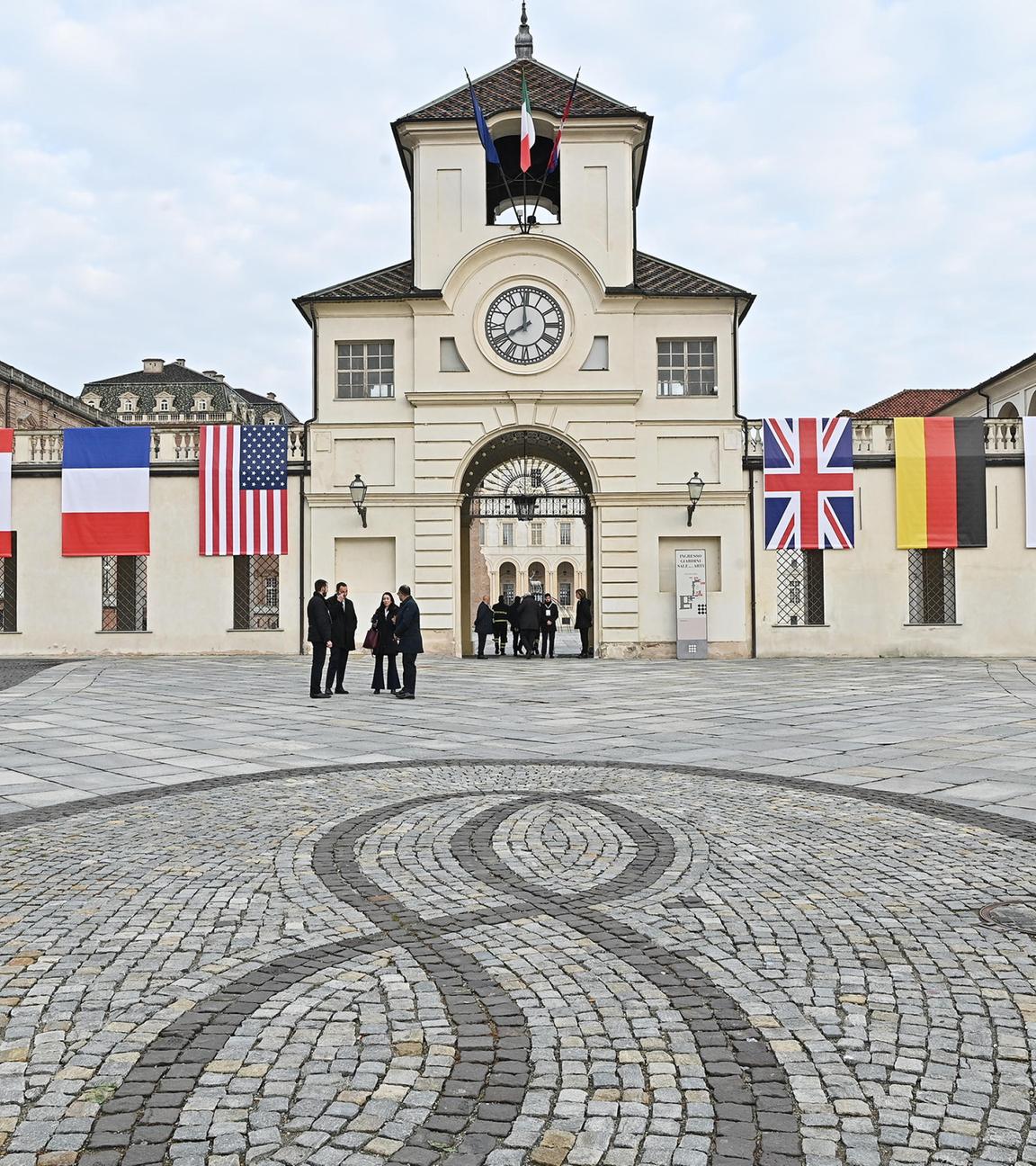 Ein Blick auf die Nationalflaggen der Gruppe 7 (G7), die in der Nähe des Uhrturms in Venaria Reale bei Turin hängen