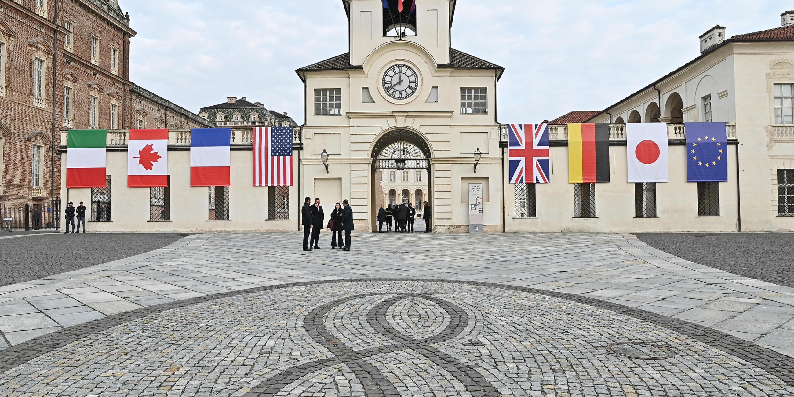 Ein Blick auf die Nationalflaggen der Gruppe 7 (G7), die in der Nähe des Uhrturms in Venaria Reale bei Turin hängen