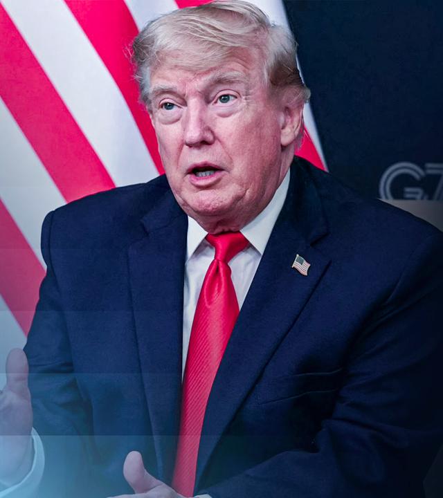 US-Präsident Donald Trump sitzt vor einer US-Flagge beim G7-Treffen.