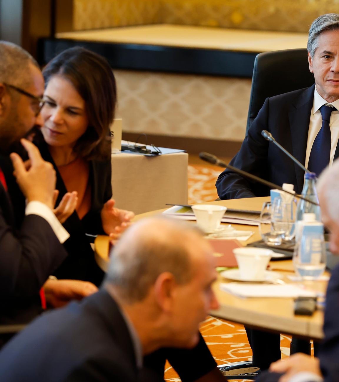 Außenminister der G7, unter anderen Annalena Baerbock und Anthony Blinken, sitzen an einem Konferenztisch.