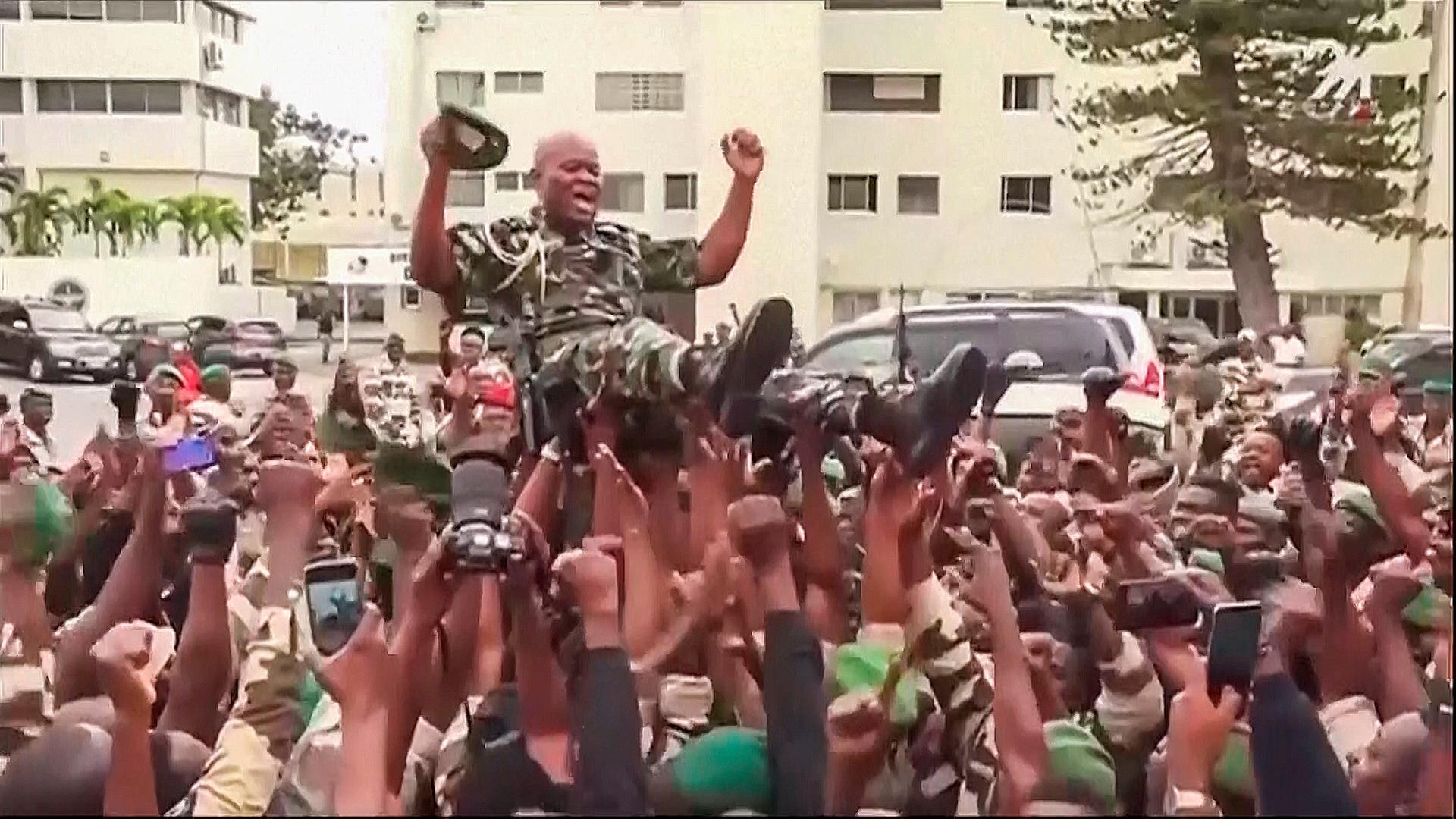 Libreville/Gabun: Ein Soldat wird in die Höhe gehalten.