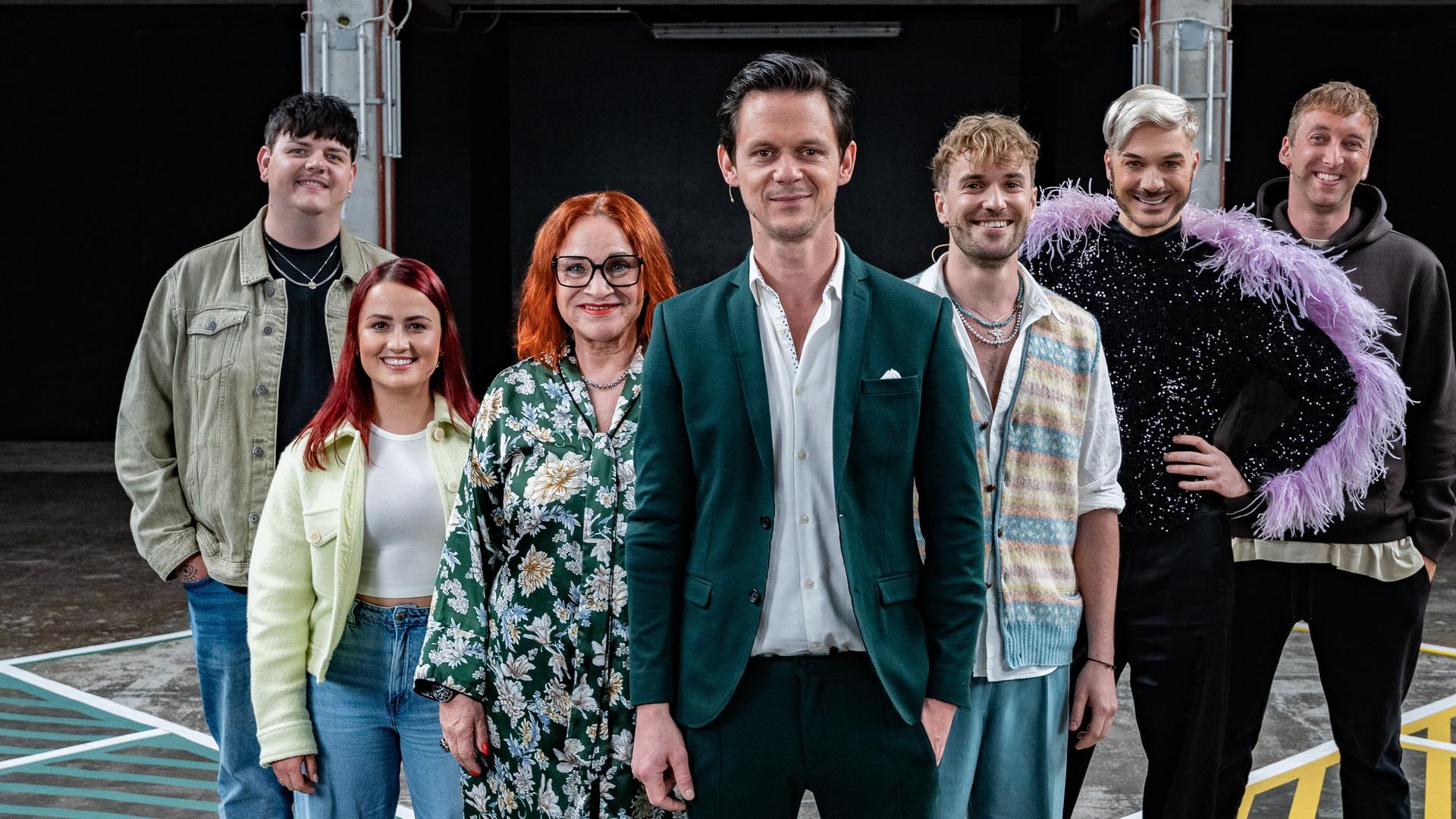 Moderator Jo Schück steht mit seinen sechs Gästen auf dem 13 Fragen-Spielfeld.