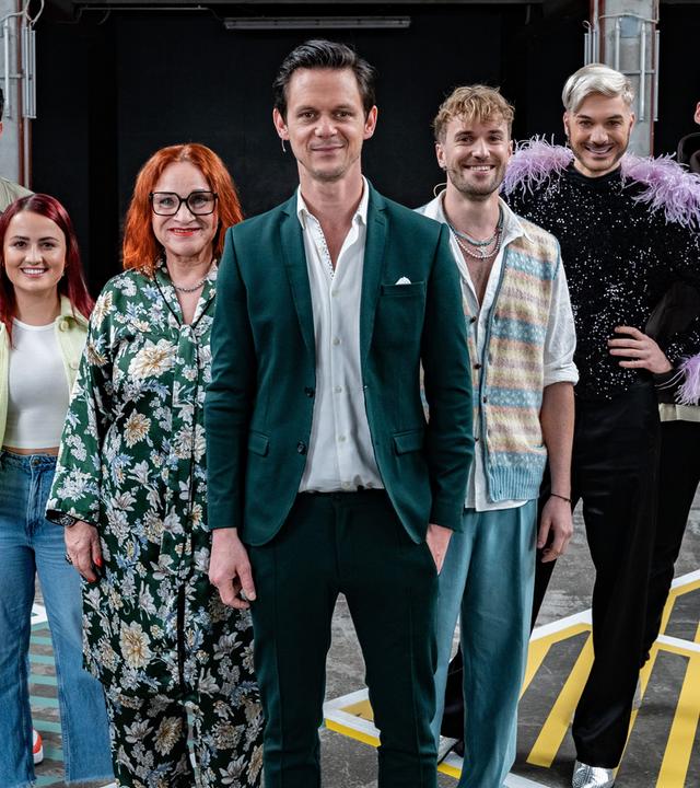 Moderator Jo Schück steht mit seinen sechs Gästen auf dem 13 Fragen-Spielfeld.