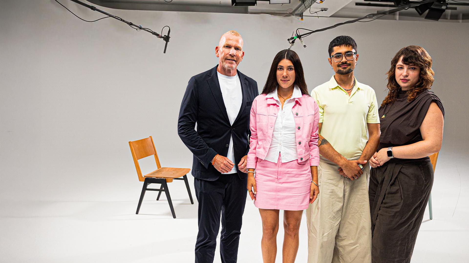 Vier Personen stehen nebeneinander (Martin Limbeck, Nema Ehrlich, Koray Yardaş und Anastasia Barner) und im Hintergrund sind Stühle und Mikrofone zu sehen.