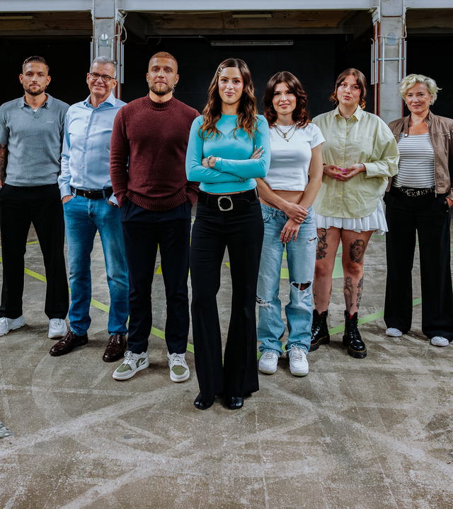 Es stehen sieben Menschen auf einem Boden, der ein schachbrettartiges Muster hat. Die sechs Gäste der "13 Fragen"-Folge "Sind Hetero-Beziehungen peinlich?" und Moderatorin Salwa Houmsi blicken in die Richtung des Betrachters.