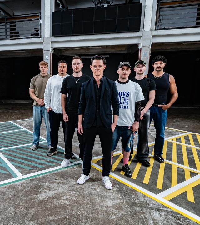 Die Gäste der Sendung stehen mit Moderator auf dem 13-Fragen-Spielfeld.