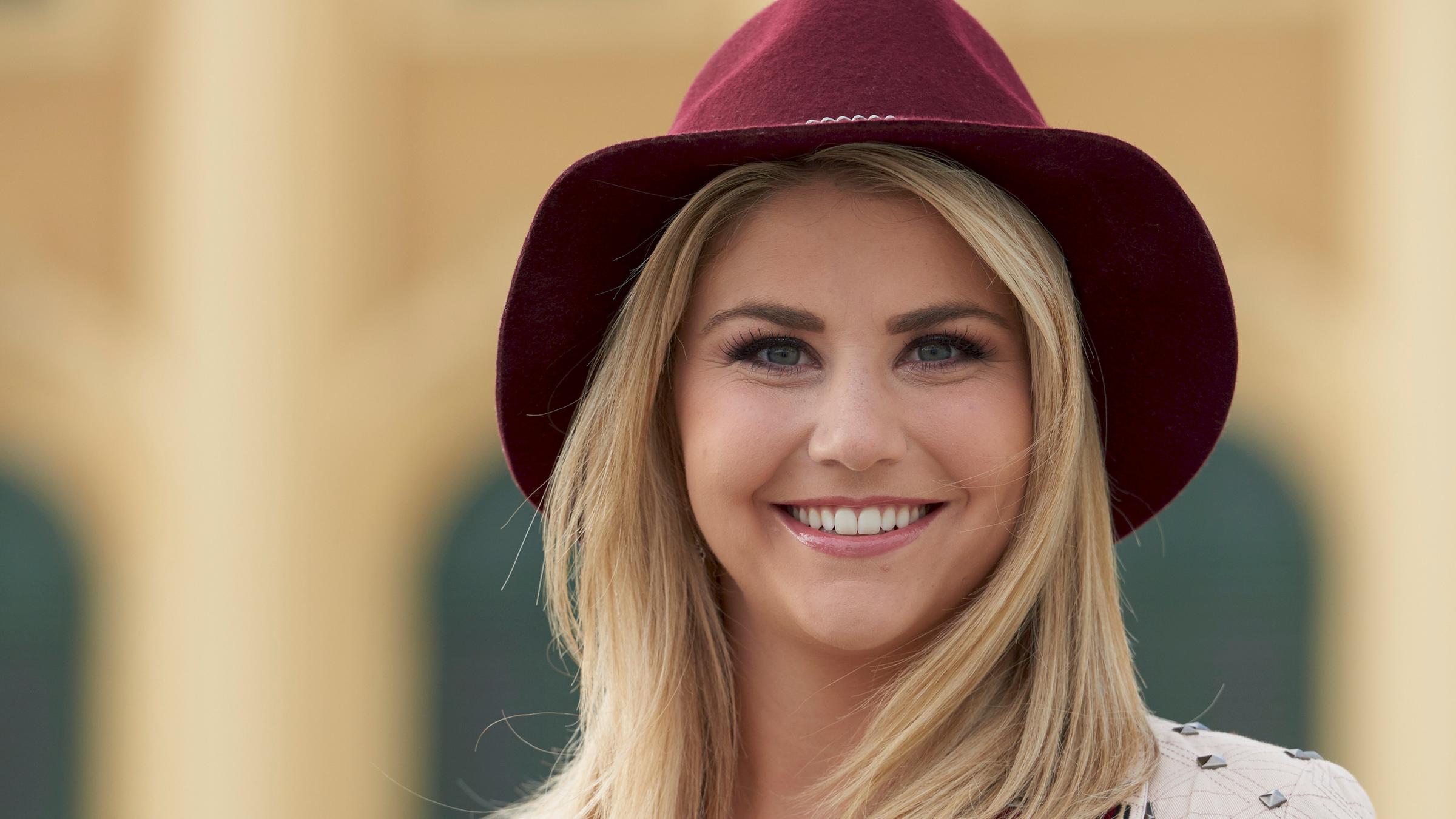 Беатриса имя. Что означает имя беатрис. Beatrice надпись. Беатриса имя значение. Беатрис эгли биография.