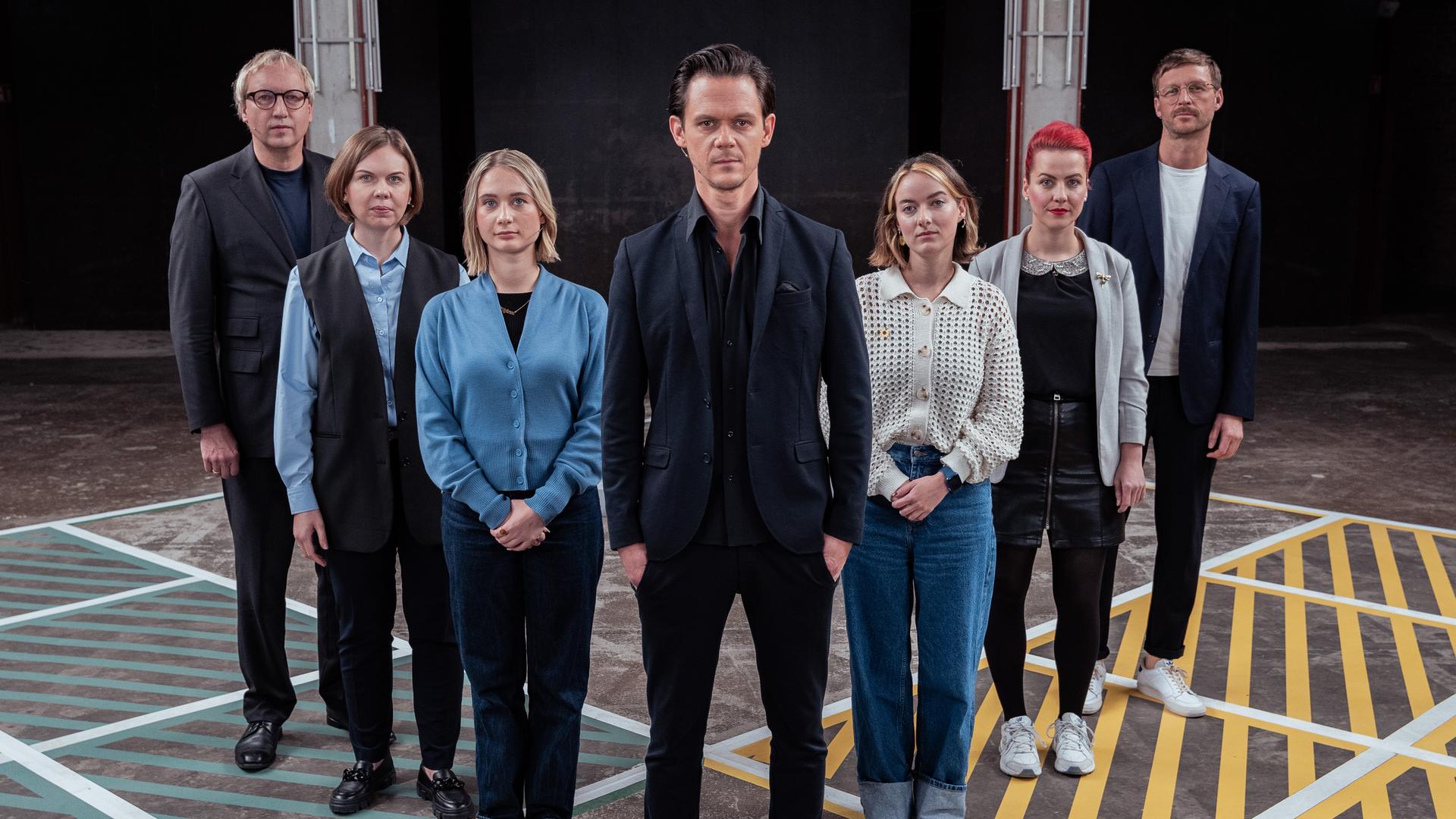 Moderator Jo Schück steht mit seinen Gästen auf dem 13 Fragen-Spielfeld.