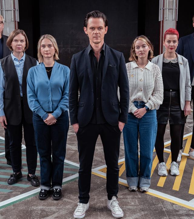 Moderator Jo Schück steht mit seinen Gästen auf dem 13 Fragen-Spielfeld.