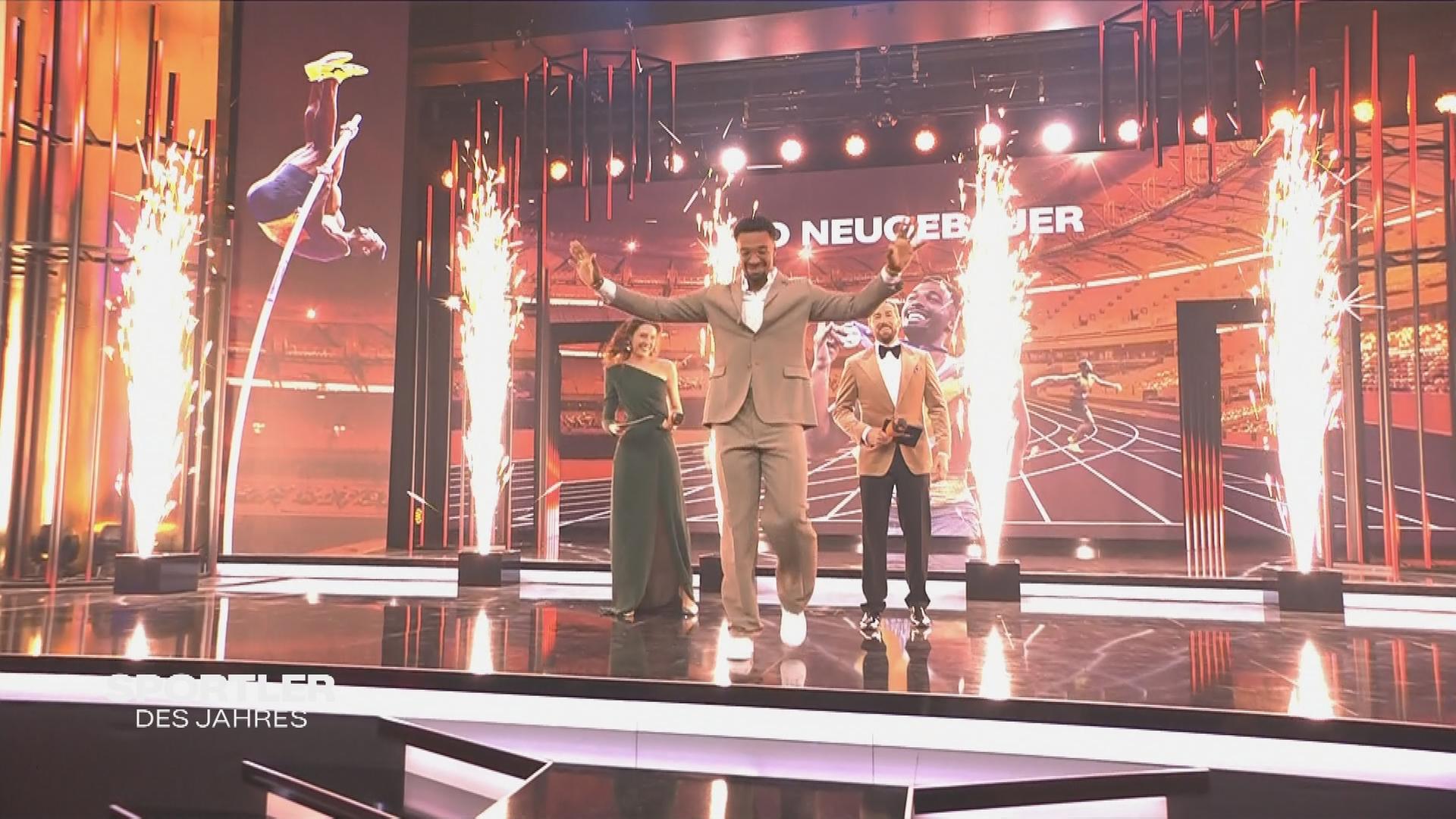 Leo Neugebauer ist Deutschlands Sportler des Jahres 2025 und geht von der Bühne der Gala in Richtung Publikum