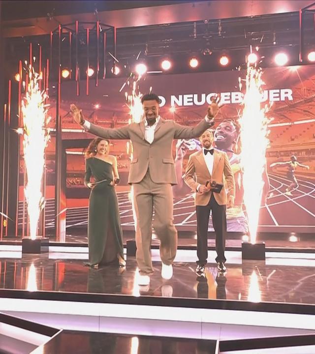 Leo Neugebauer ist Deutschlands Sportler des Jahres 2025 und geht von der Bühne der Gala in Richtung Publikum