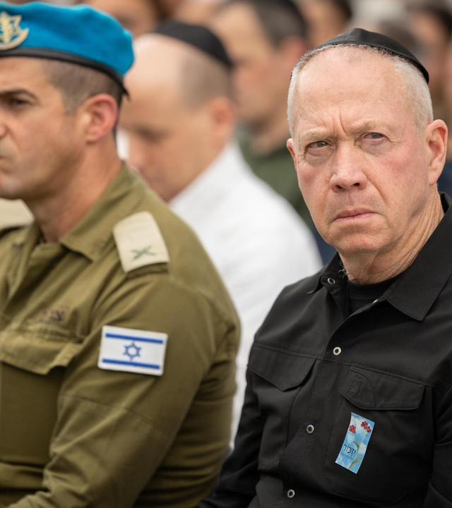 Yoav Galant (r), Verteidigungsminister von Israel, nimmt an einer Gedenkfeier für Israels Gefallene und Terrorismusopfer teil.