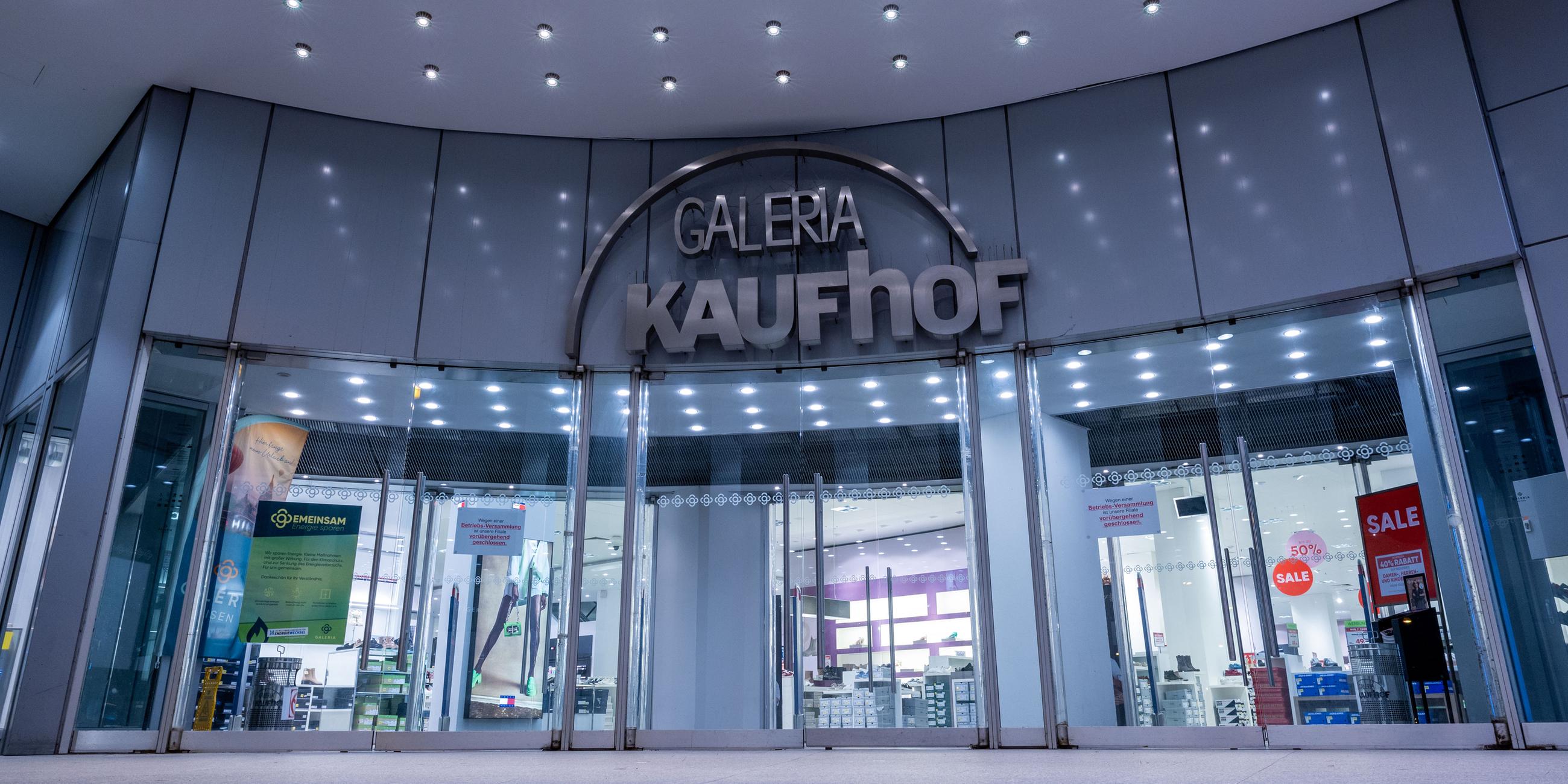 Mecklenburg-Vorpommern, Rostock: Der Haupteingang der geschlossenen Filiale von Galeria-Kaufhof.