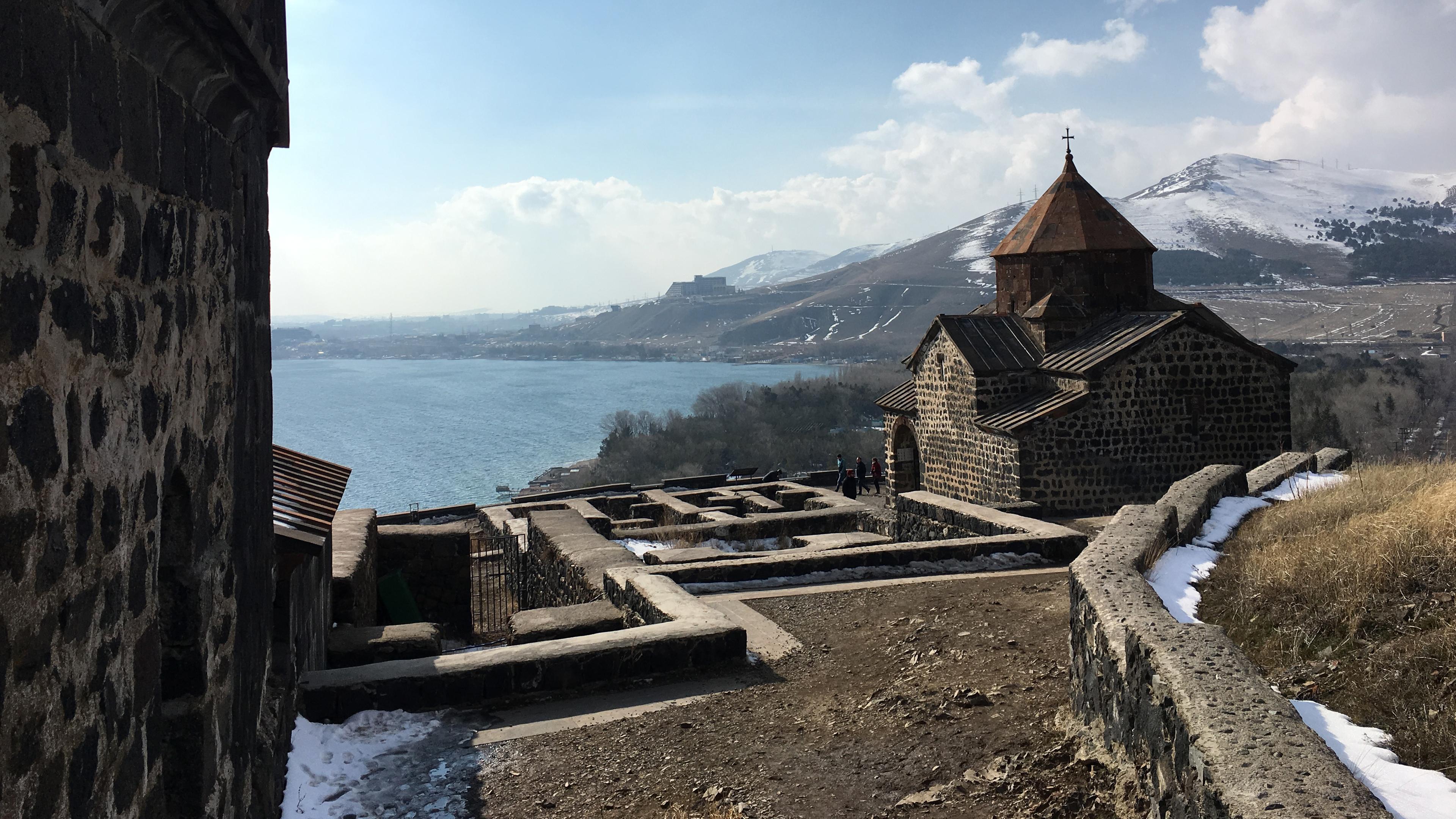 Sewan-See, der Stolz Armeniens: Trinkwasser-Reservoir auf 1.900 Metern Höhe, mit Kloster Sevanavank 