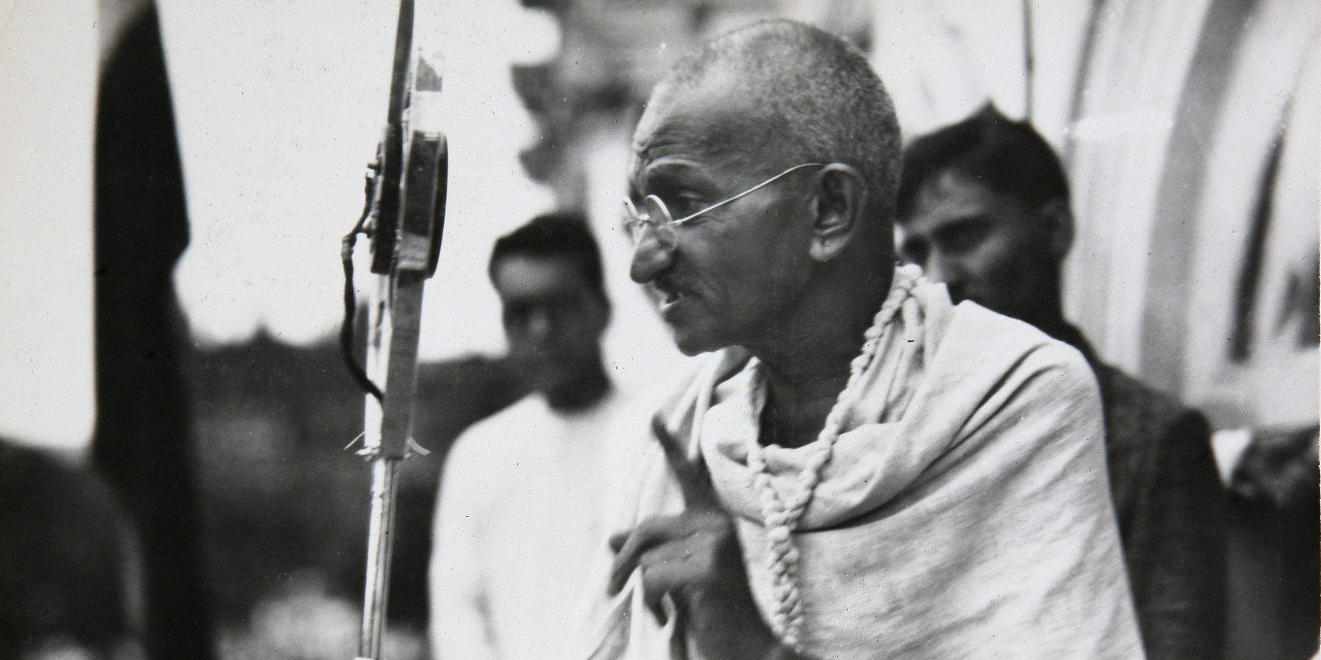 Gandhi spricht mit einer Menschenmenge in Indien - 1931