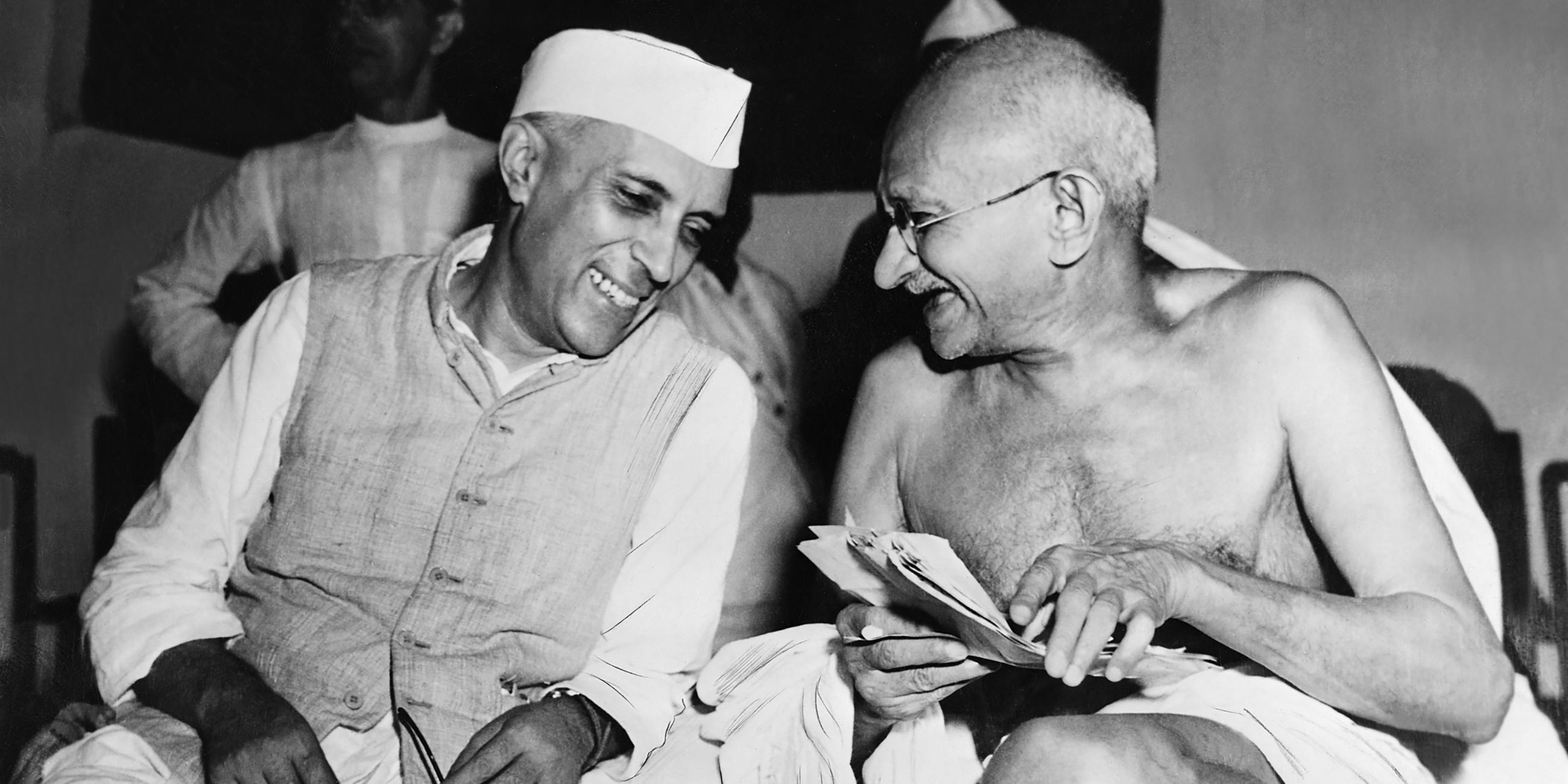 Gandhi - Führer der Unabhängigkeitsbewegung unterhält sich mit Jawaharlal Nehru