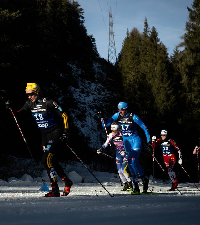 Im Langlauf der Tour de Ski in Toblach erklimmen Caterina Ganz, Pia Fink und Frida Karlsson den Berg