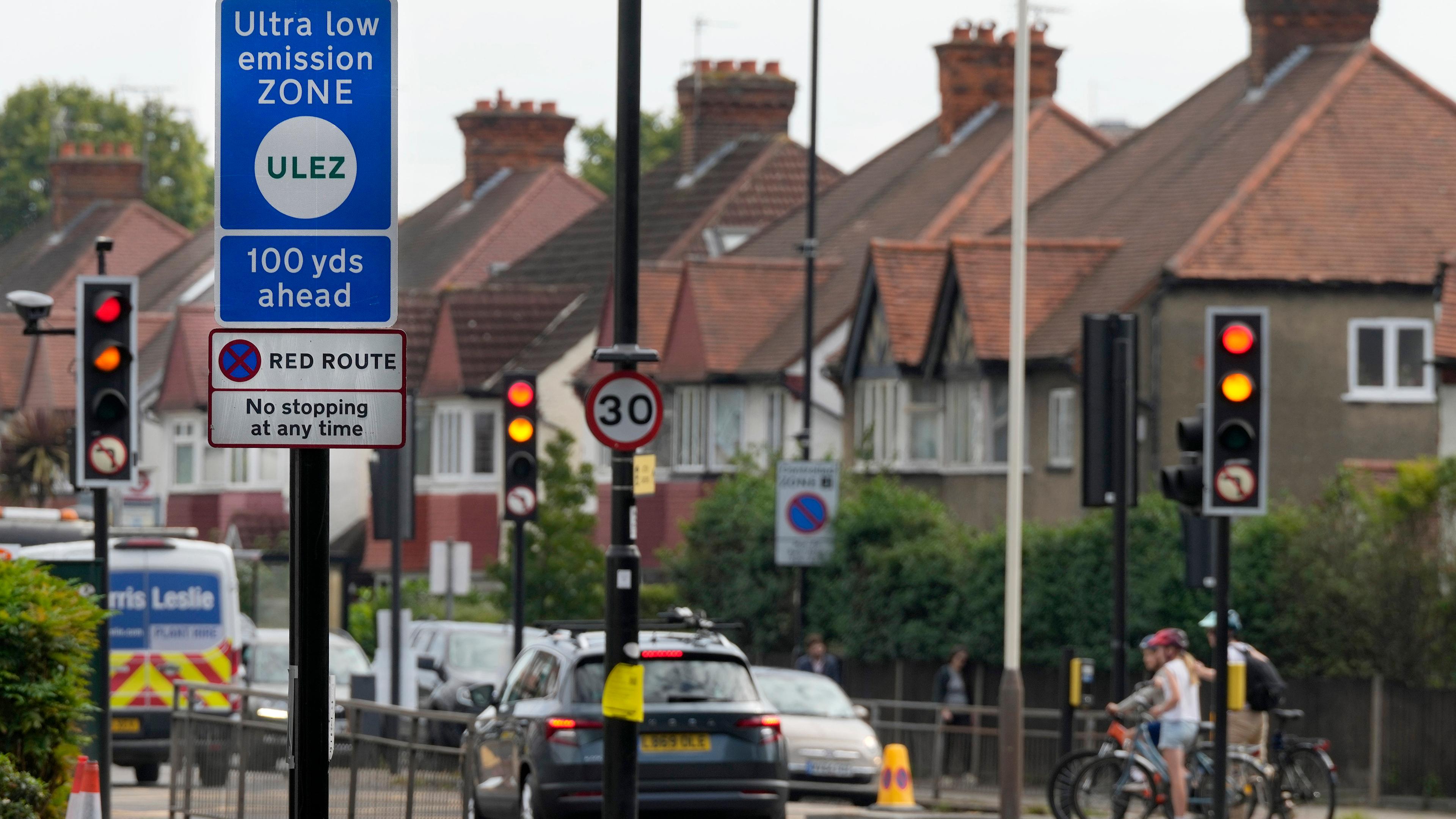 Großbritannien, London: Ein Straßenschild markiert den Beginn der Ultra Low Emission Zone (ULEZ).