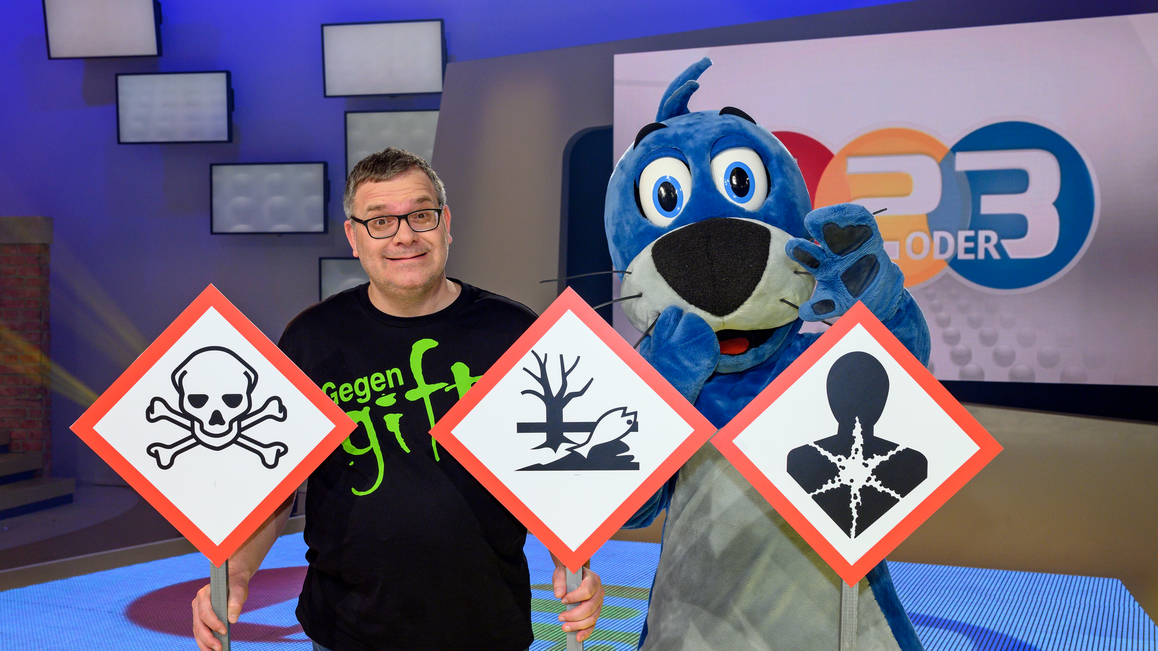 Elton und Piet hinter Warnschildern. 