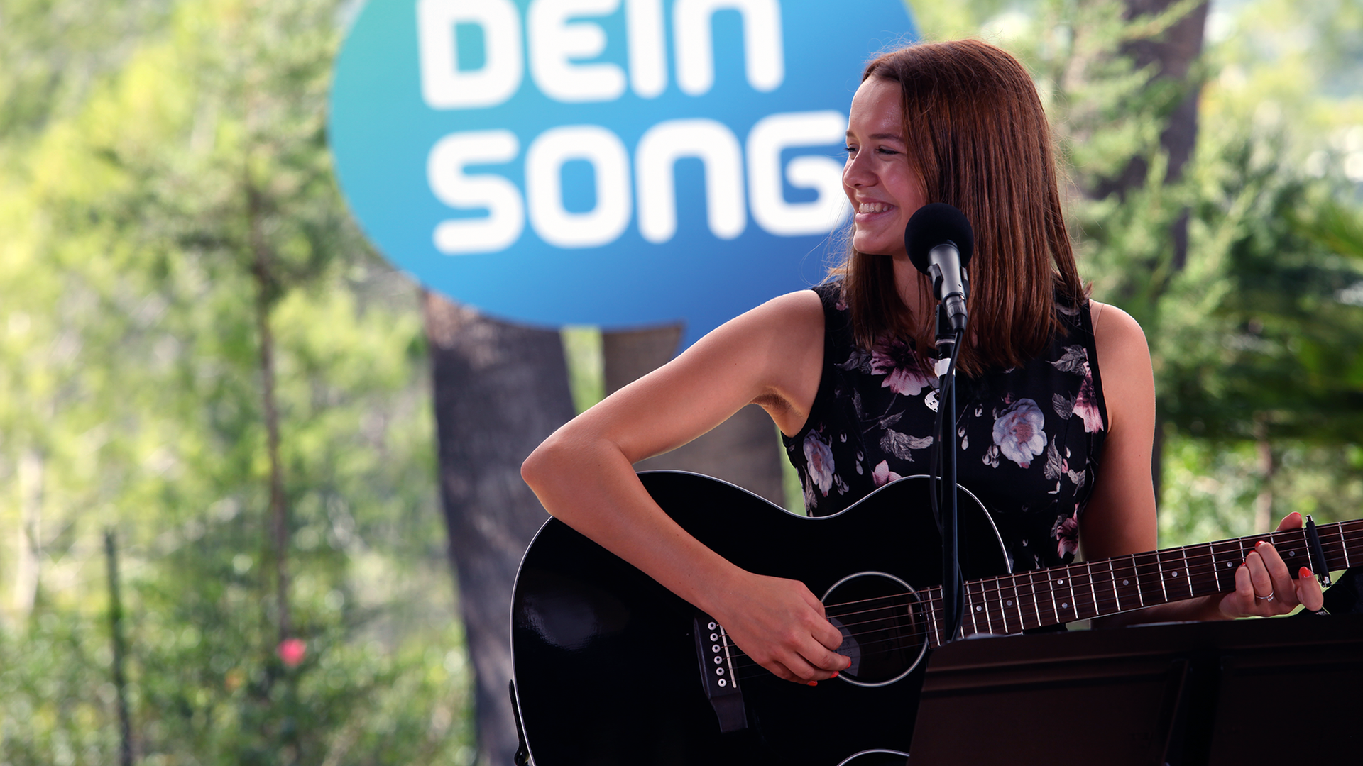 Dein-Song-Kandidatin Lily bei der Bandprobe im Komponistencamp auf Ibiza.