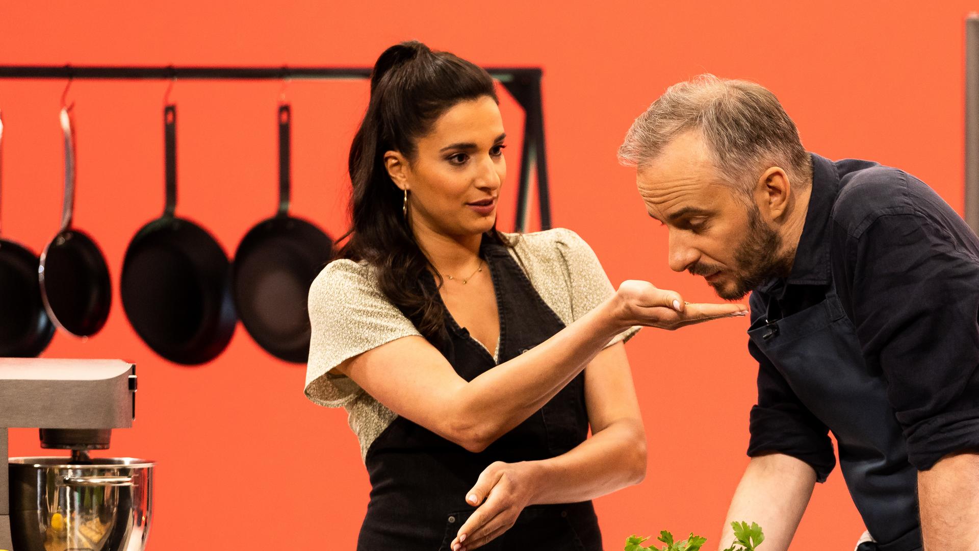 Saliha "Sally" Özcan zu Gast im ZDFneo Kochtalk "Böhmi brutzelt" mit Jan Böhmermann