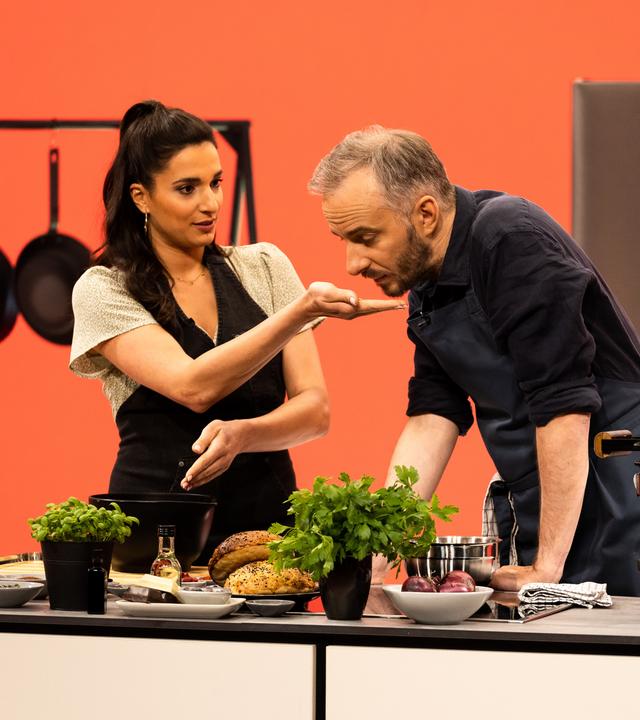 Saliha "Sally" Özcan zu Gast im ZDFneo Kochtalk "Böhmi brutzelt" mit Jan Böhmermann