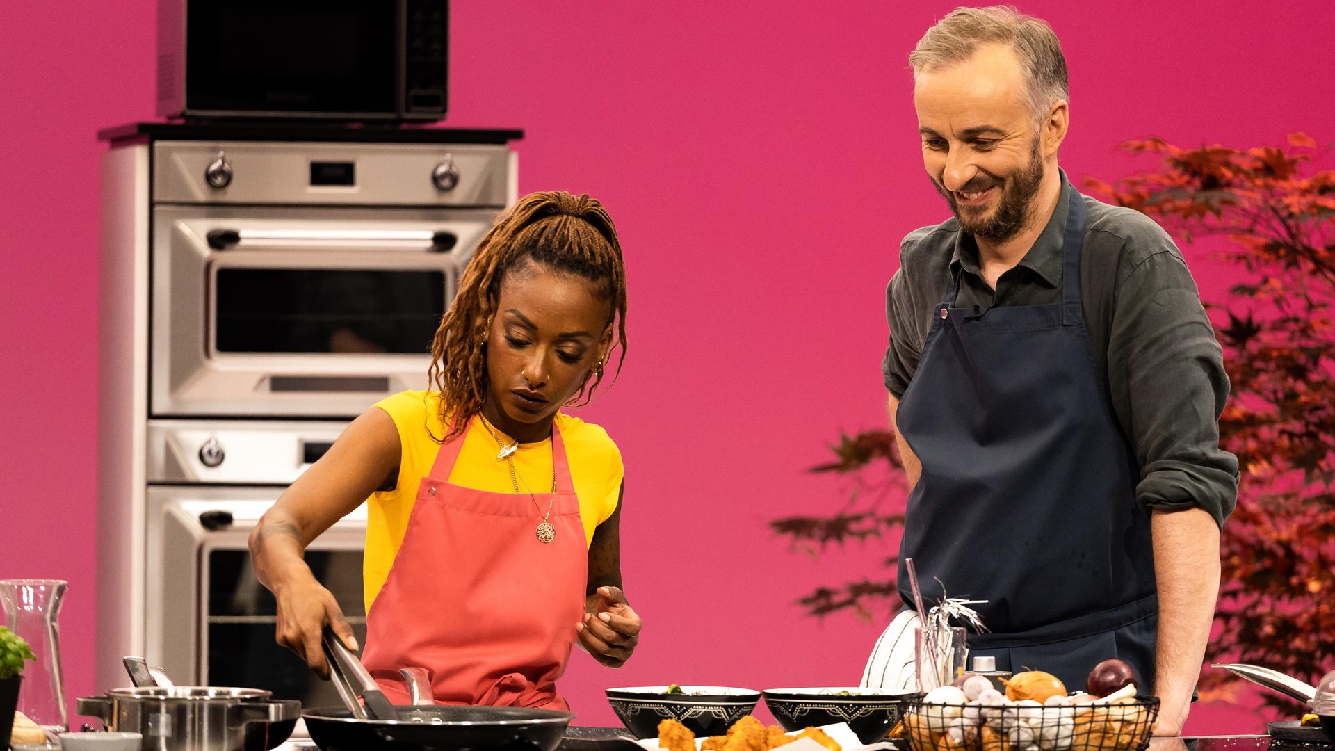 Die Rapperin Nura zu Gast im ZDFneo Kochtalk "Böhmi brutzelt" mit Jan Böhmermann