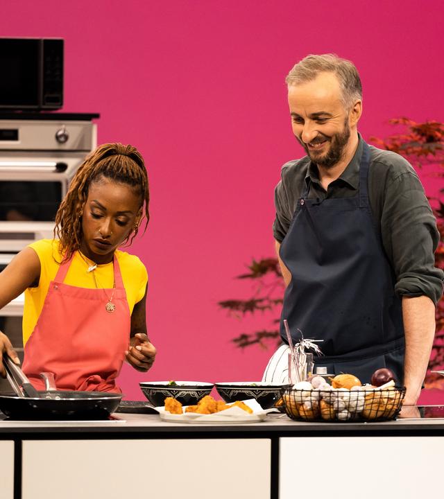 Die Rapperin Nura zu Gast im ZDFneo Kochtalk "Böhmi brutzelt" mit Jan Böhmermann