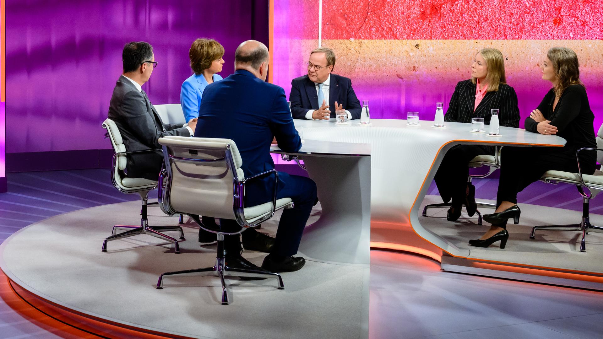 Zu Gast bei Maybrit Illner: Cem Özdemir, Robin Alexander, Armin Laschet, Sabine Rennefanz,, Frauke Rostalski
