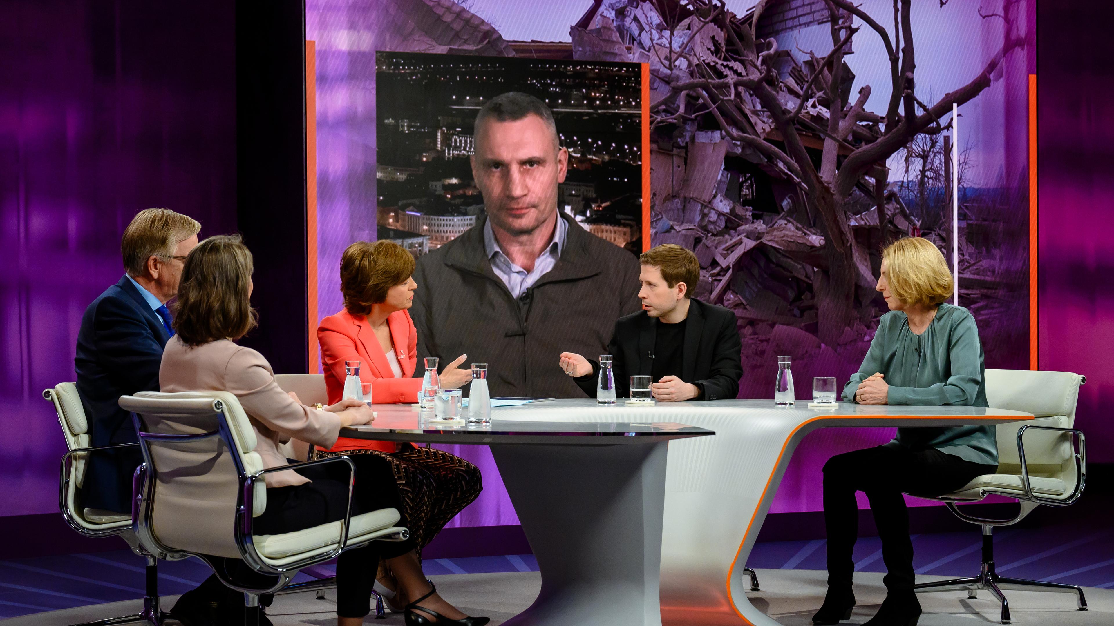 Von links:  Dietmar Bartsch, Claudia Major, Maybrit Illner, Kevin Kühnert, Katrin EigendorfSCHALTE: Vitali Klitschko