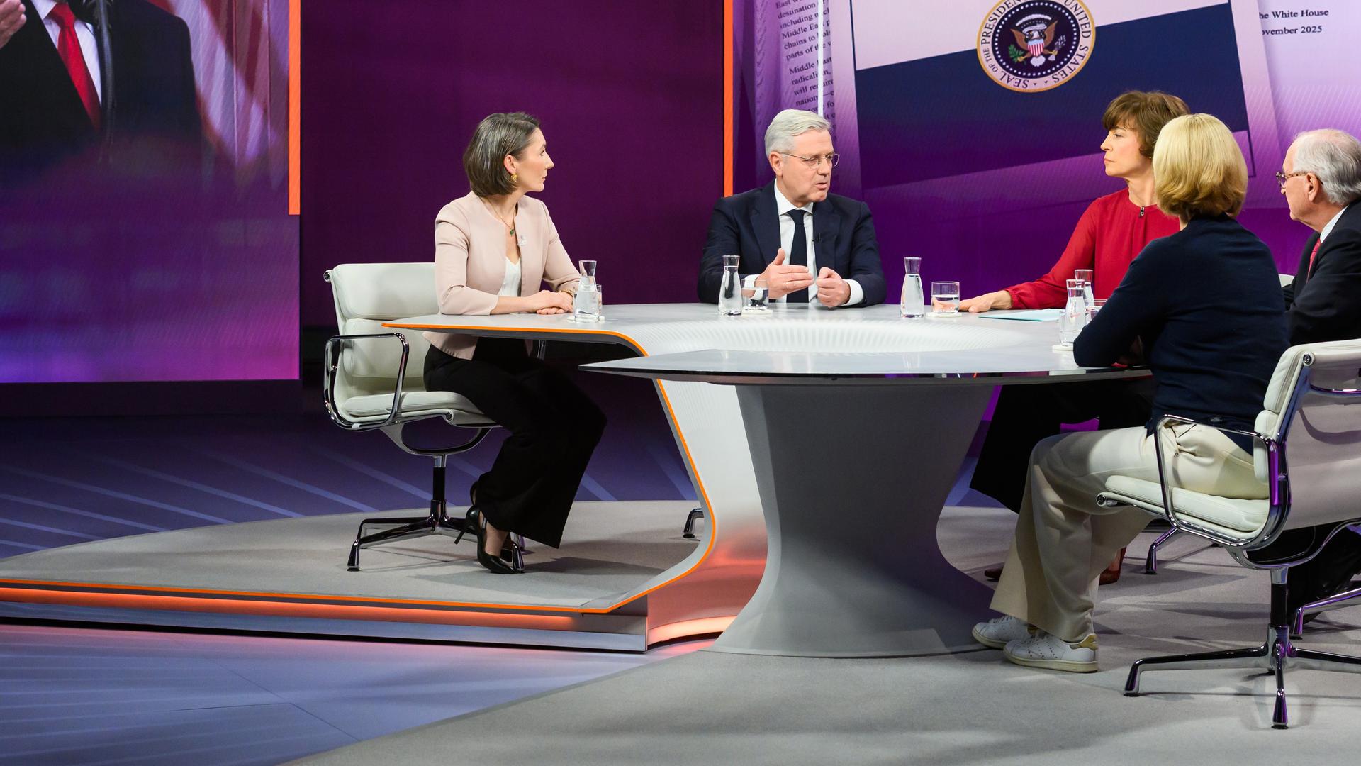 von links: Claudia Major, Norbert Röttgen, Maybrit Illner, Wolfgang Ischinger, Katrin Eigendorf. Schalte: Ben Hodges, Vitali Klitschko