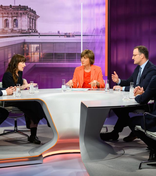 von links.: Jens Südekum, Heidi Reichinnek, Maybrit Illner, Jens Spahn, Markus Feldenkirchen, Veronika Grimm