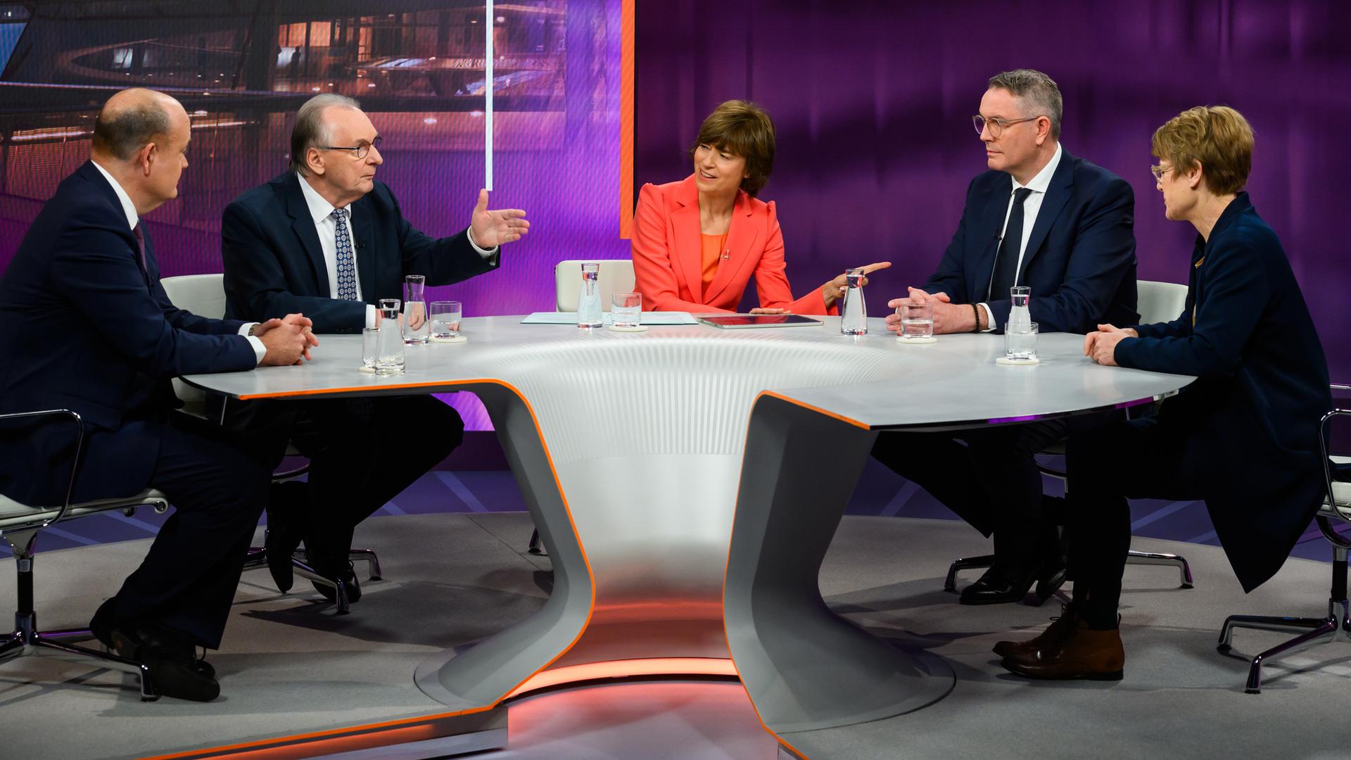 Von links: Robin Alexander, Reiner Haseloff, Maybrit Illner, Alexander Schweitzer, Veronika Grimm, Schalte: Wulf Schmiese