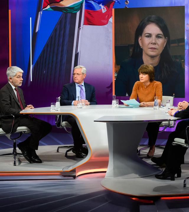 Zu Gast bei Maybrit Illner sind Annalena Baerbock, Präsidentin der UN-Vollversammlung, der stellevertretende Vorsitzende der Unionsfraktion Norbert Röttgen, Bundestagsvizepräsident Omid Nouripour (B´90/Die Grünen), der Militärexperte Carlo Masala, Politikwissenschafter Peter Rough und die Journalistin Melanie Amann.
