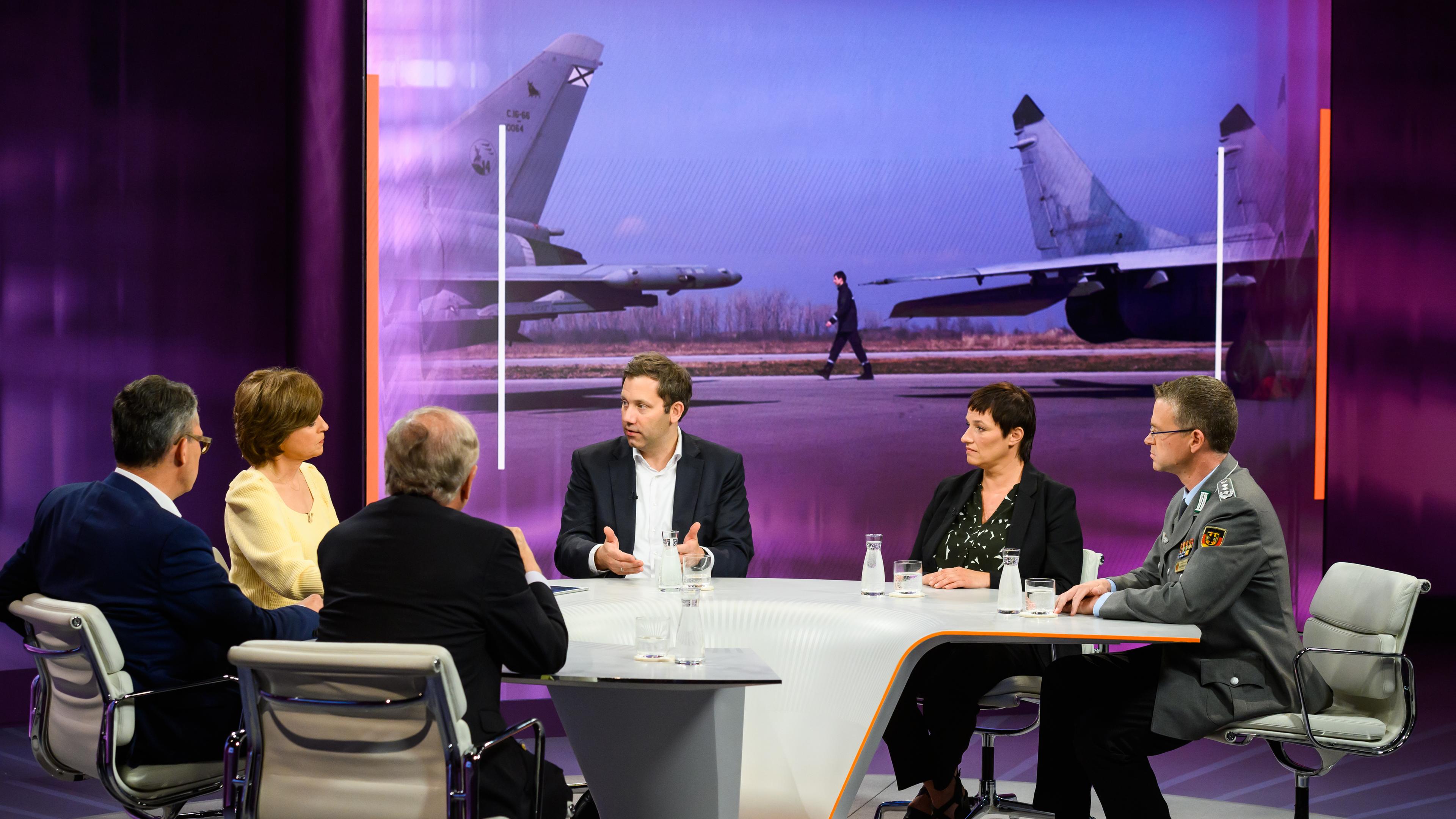 von links: Wolfgang Ischinger, Roderich Kiesewetter, Maybrit Illner, Lars Klingbeil, Nicole Deitelhoff, AndrÃ© WüstnerSchalte: Alica Jung