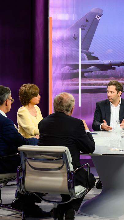 von links: Wolfgang Ischinger, Roderich Kiesewetter, Maybrit Illner, Lars Klingbeil, Nicole Deitelhoff, AndrÃ© WüstnerSchalte: Alica Jung