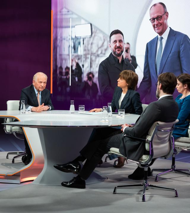 v.l.: Wolfgang Ischinger, Maybrit Illner, Marina Weisband, Frank Sauer. Eingespielt: Wolodymyr Selenskyj