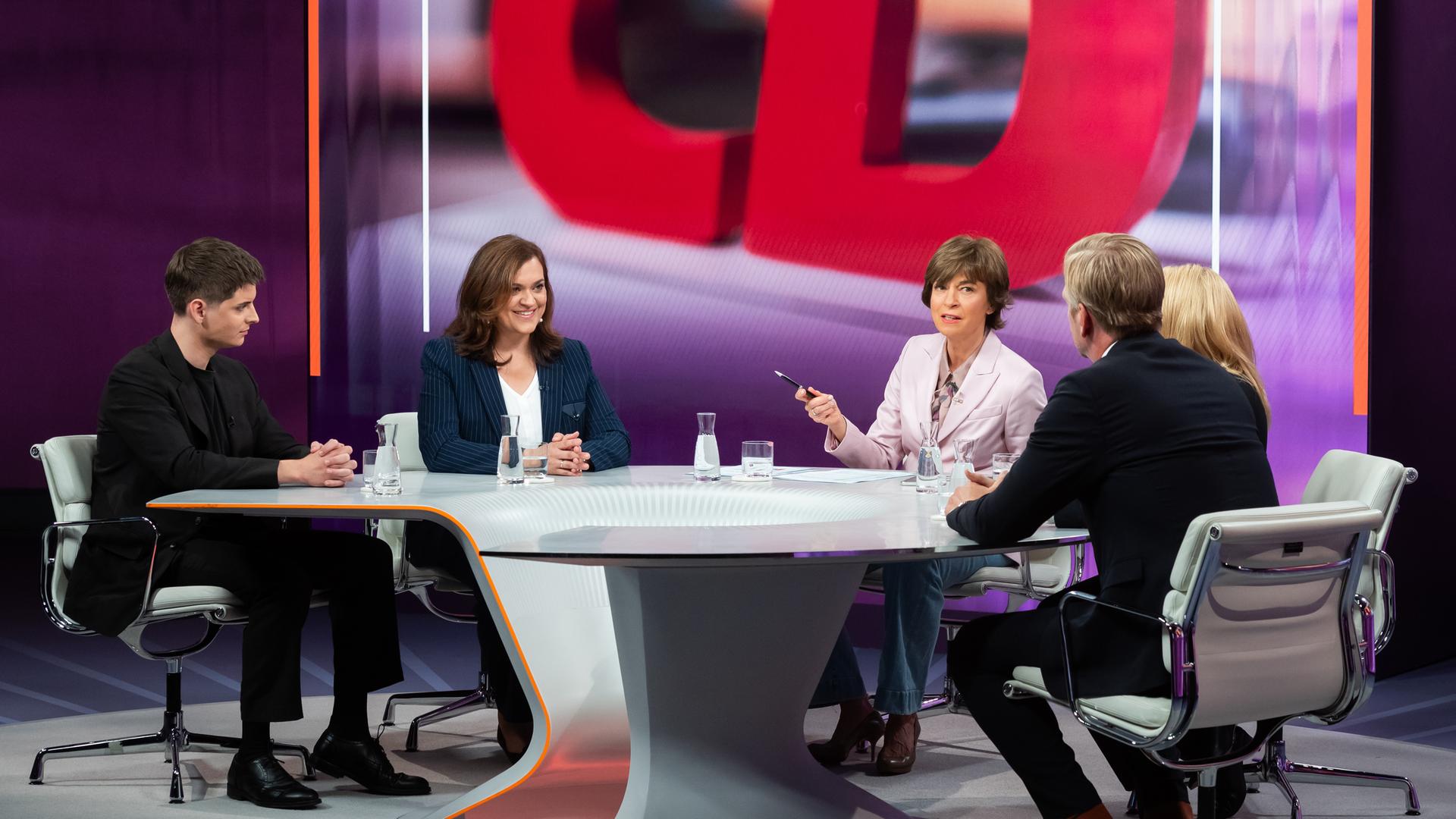v.l.: Fabian Grischkat, Franziska Hoppermann, Maybrit Illner, Elsia Hoven, Gordon RepinskiSchalte: Boris Palmer