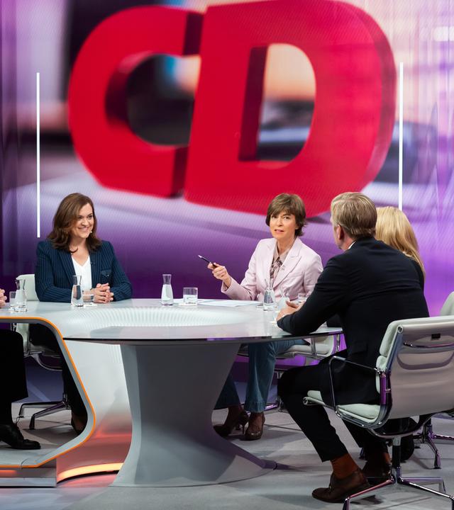 v.l.: Fabian Grischkat, Franziska Hoppermann, Maybrit Illner, Elsia Hoven, Gordon RepinskiSchalte: Boris Palmer