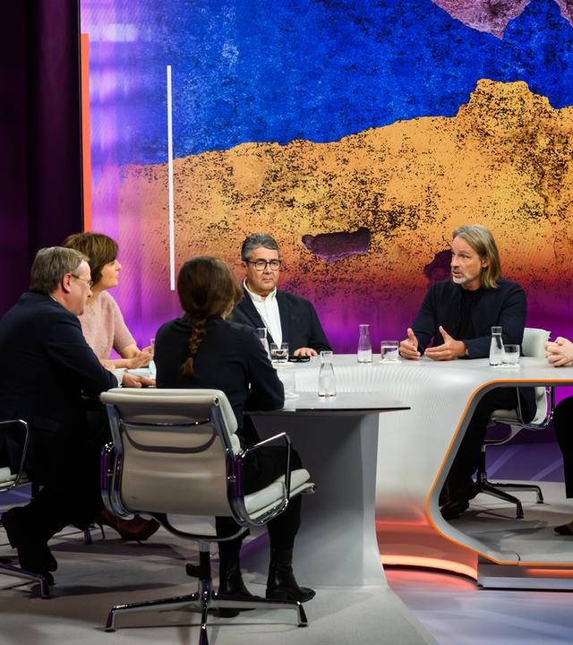 Maybrit Illner und ihre Gäste:  Armin Laschet, Kateryna Miščenko, Sigmar Gabriel, Richard David Precht und Liana Fix