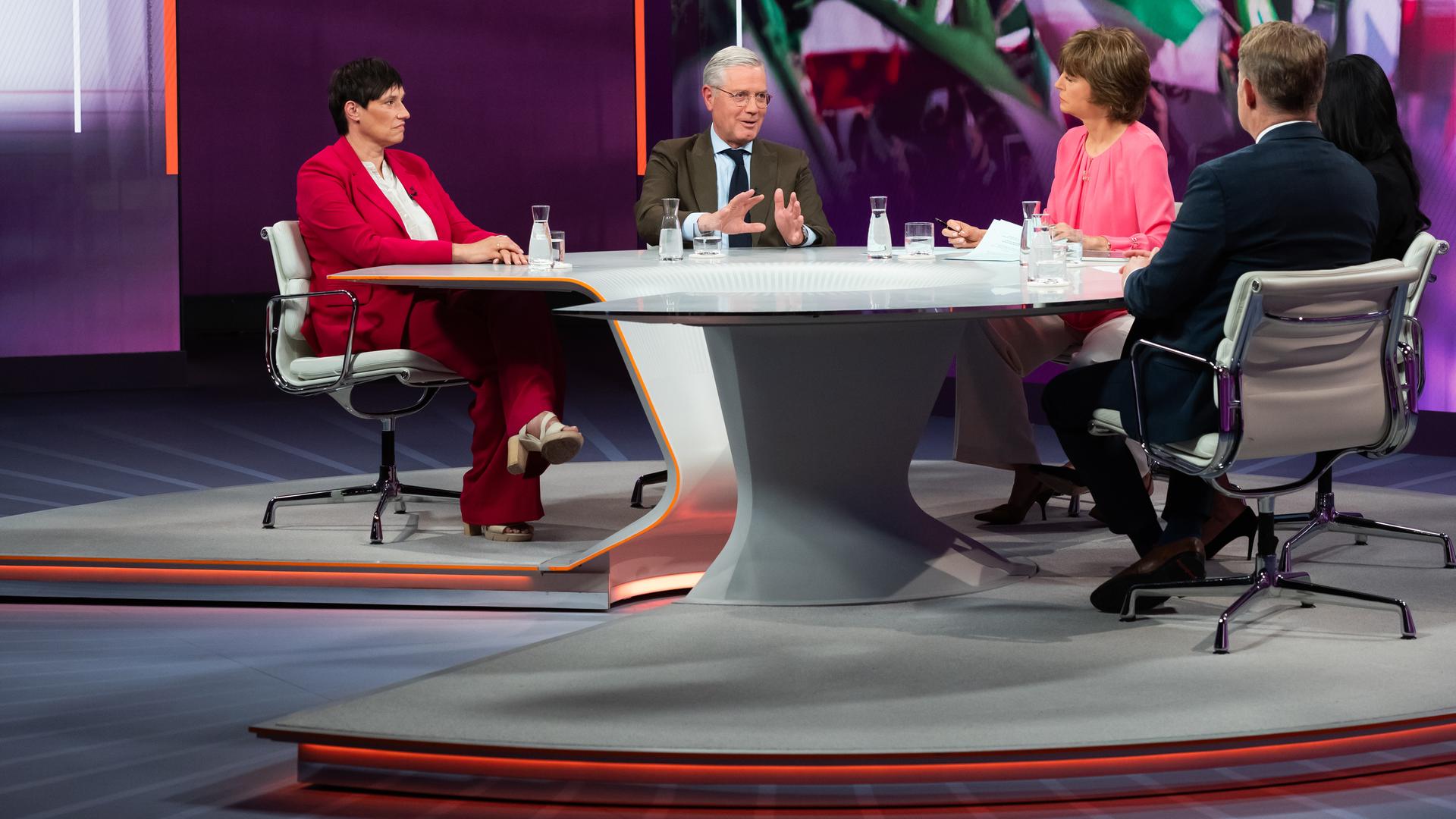 v.l.: Nicole Deitelhoff, Norbert Röttgen, Maybrit Illner, Minu Barati, Guido Steinberg, zugeschaltet: Elmar Theveßen