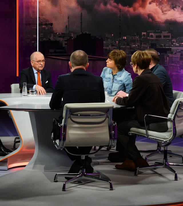 Maybrit Illner diskutiert mit Daniel Gerlach, Wolfgang Ischinger, Adis Ahmetovic, Veronika Grimm, Peter R. Neumann