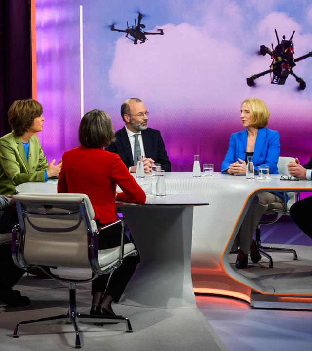 von links.: Claudia Major, Jan van Aken, Maybrit Illner, Manfred Weber, Katrin Eigendorf, Peter R. NeumannSchalte: Elmar Theveßen