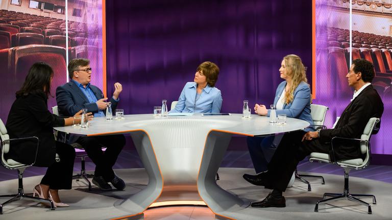 von links.: Düzen Tekkal, Hape Kerkeling, Maybrit Illner, Leonie Plaar, Julian Nida-Rümelin