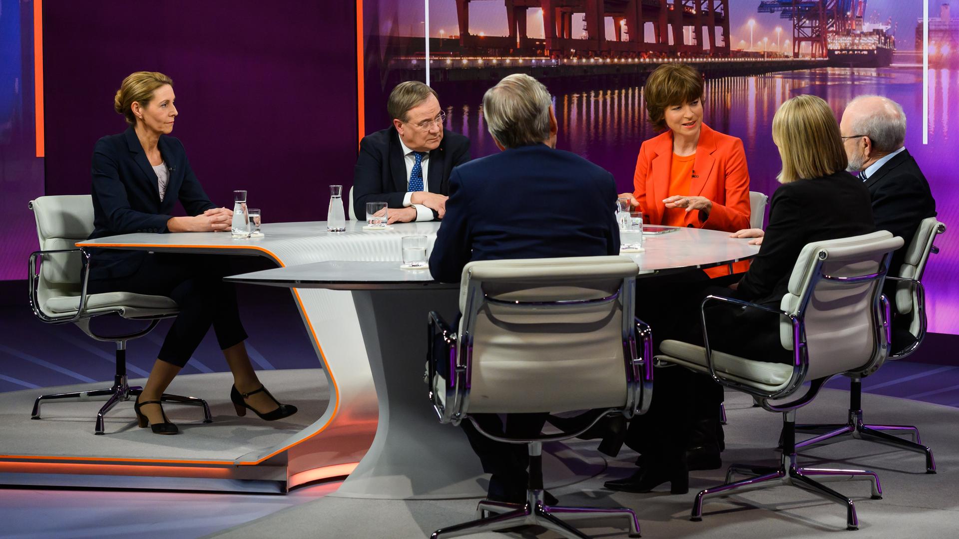 Maybrit Illner und ihre Gäste Stormy-Annika Mildner, Armin Laschet, Herfried Münkler, Sarah Pagung und Claus Kleber im Studio