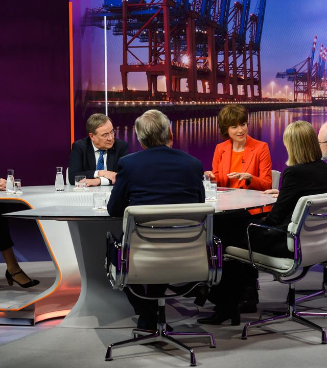 Maybrit Illner und ihre Gäste Stormy-Annika Mildner, Armin Laschet, Herfried Münkler, Sarah Pagung und Claus Kleber im Studio